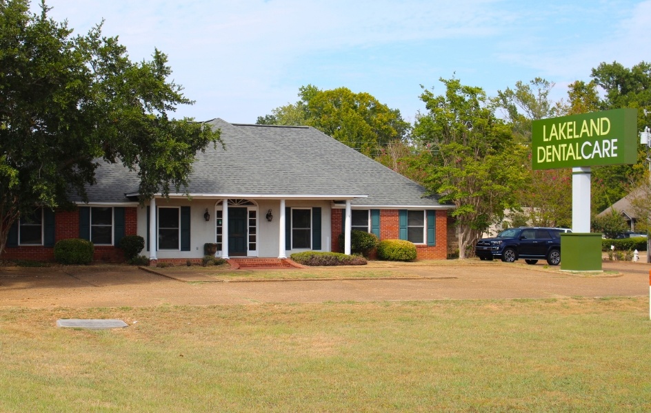 Exterior of Lakeland Dental Care office in Jackson